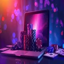 Pengguna membaca kode promo melalui ponsel