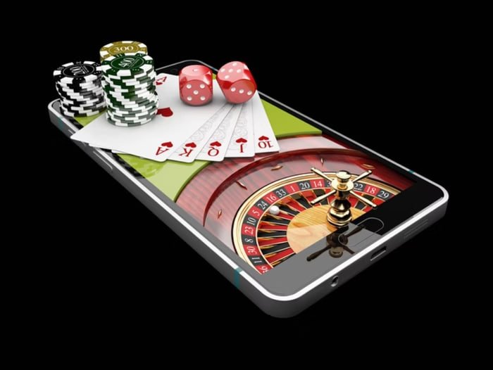 Pengguna memeriksa login aman di ponsel